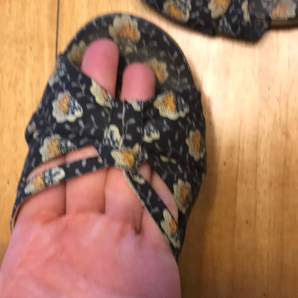 Adorable Wedge Sandals - Picture 5 of 7